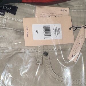 NYDJ NWT 24W Briella shorts in Feather